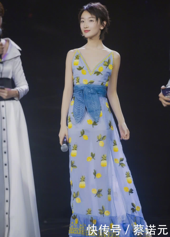 周冬雨不可能有88斤！这裙子我只能套进大腿，她穿着空空