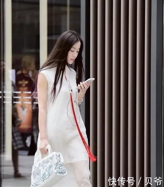 街拍美女把连衣裙穿得这么淑女，魅力绽放