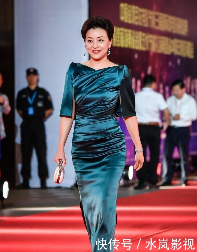  「蓝色」杨澜穿一袭湖蓝色缎面裙尽显优雅气质，这才是中年女性该有的模样