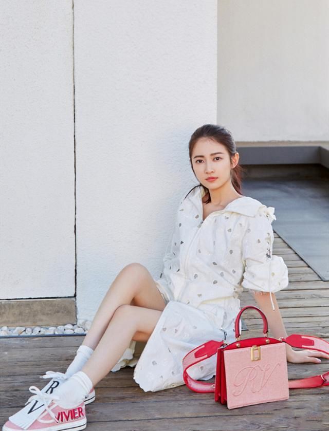  【白色连衣裙】越简约越美！裙子的少女风穿法：浅色调+休闲风，清新美自然展现