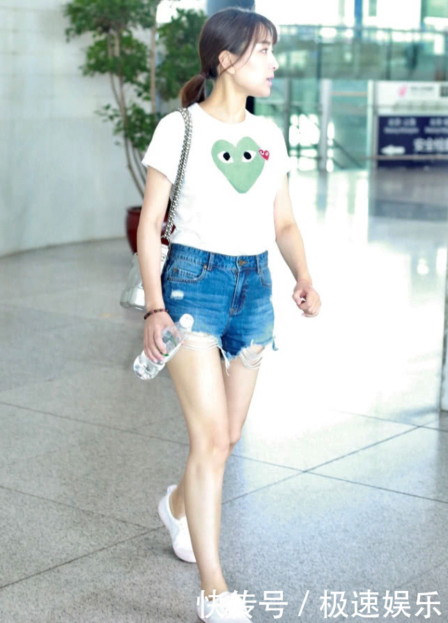 马苏素颜亮相似大妈，却特意装嫩穿热裤显尴尬，这腿肯定没P过！