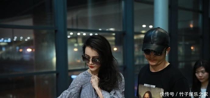 冉莹颖穿V领连体短裤, 用手捂住领口防走光, 网友: 敢穿不敢露?