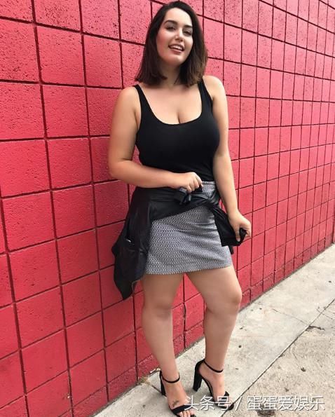 绝美肥模很励志，赘肉缠身不自弃，实力演绎丰腴美