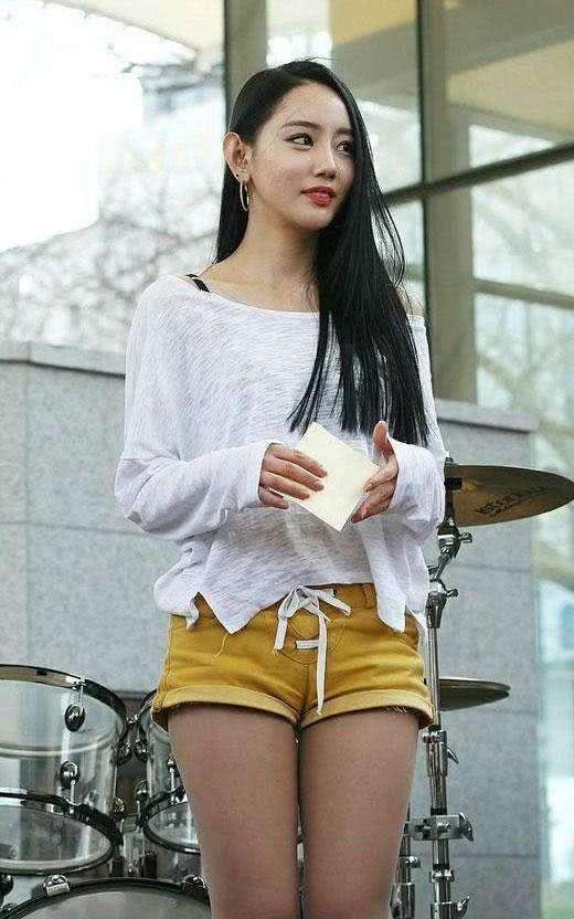 清新妹子巧搭短裤紧身裤，曲线优美好身材，夏日清爽风