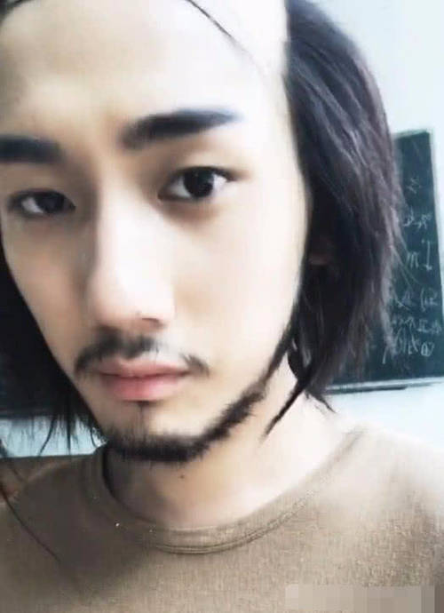 抖音史上最帅“中分哥”爆红，看到他的最终发型。只认他做老公