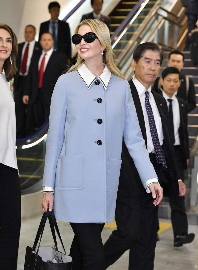 38岁的伊万卡:大红紧身短裙身材凹凸有致，最后一张姿势性感!