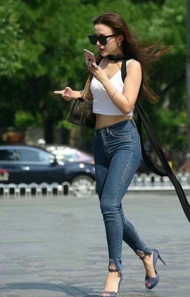 牛仔裤实现美女靓丽身材，展现迷人的优雅气质