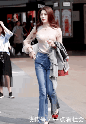 时尚姐姐穿上了牛仔裤，路人大叔要为她照个相，养眼！