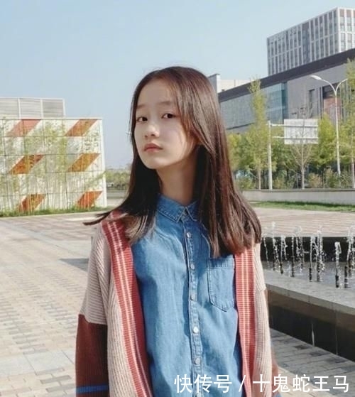 「穿透」谁想到这是赵薇“女儿”，12岁跨年穿透光裤，130腿长好撩！