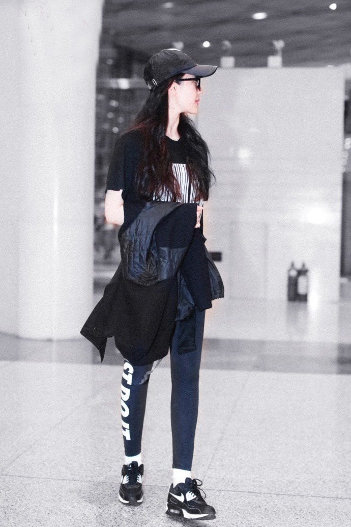 刘亦菲真的瘦了，下身穿健美裤就出门，未修图比精修图更显嫩