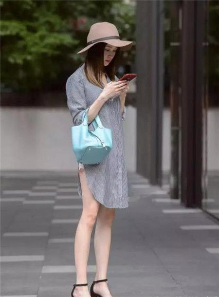  气质|街拍：气质美女，身材高挑曼妙，精致的妆容尽显女王范