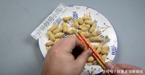  让我们一起■瓶盖上戳2个洞插根筷子，这个作用太牛了，学会一年能省好几百