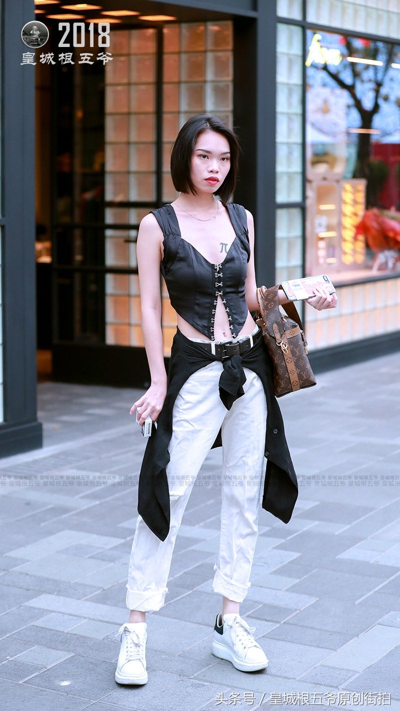 街拍:简单大方的穿搭适合每一个爱美的姑娘