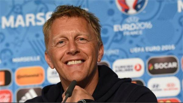 执教7年!冰岛主教练离任 一名 牙医 却率队冲进