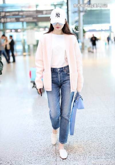 比宋祖儿大几岁的王鸥这样穿，两人竟似同龄人，果然这样搭显年轻