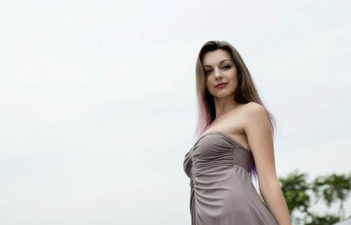 这国太穷但美女如云，美女迫于生计来华谋生，投身娱乐行业