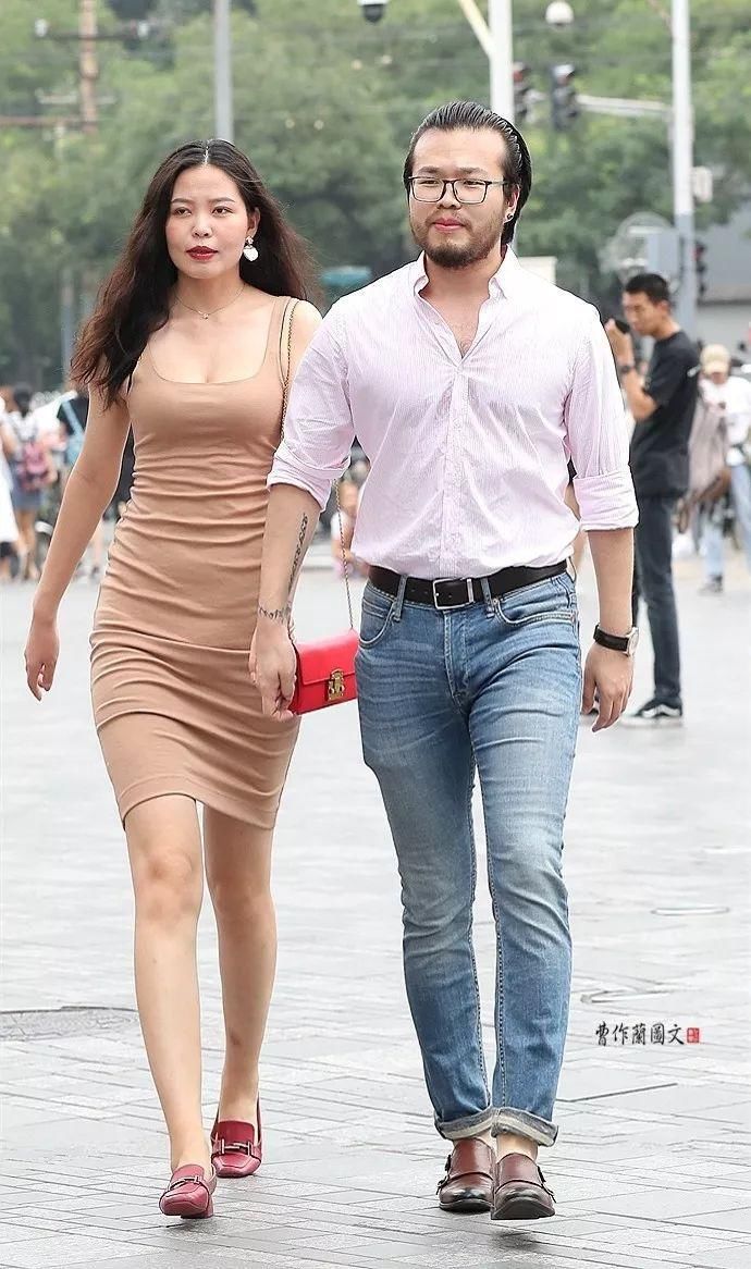 街拍:勾画凹凸有致好身材的包身裙美女