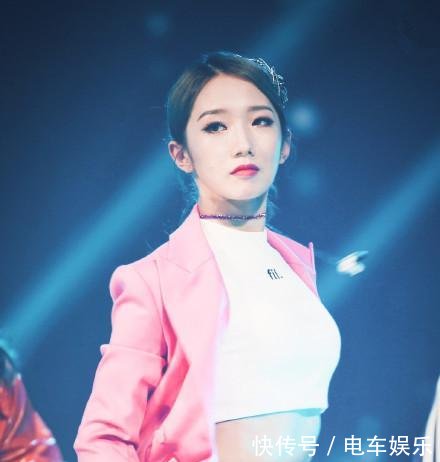 孟美岐短裤短到看不见, 是衬衫太长了? 网友: 刚走红就这么浪?