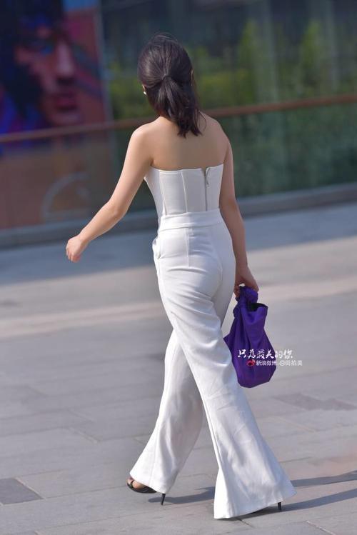 路人街拍，白色抹胸长裤套装，只有出席正式的场合才会这么穿吧