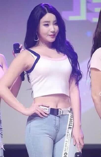 这位美女小姐姐火了，只因穿了这条紧身裤，网友：不勒得慌？