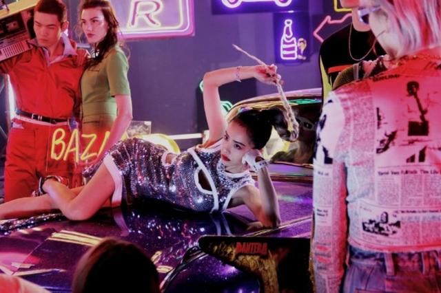 热巴倪妮美如人鱼公主，明星超模都在穿的亮片裙，到底有多惊艳?