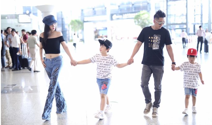 邹市明全家牵手亮相，冉莹颖再次抢镜，网友:太敢穿!