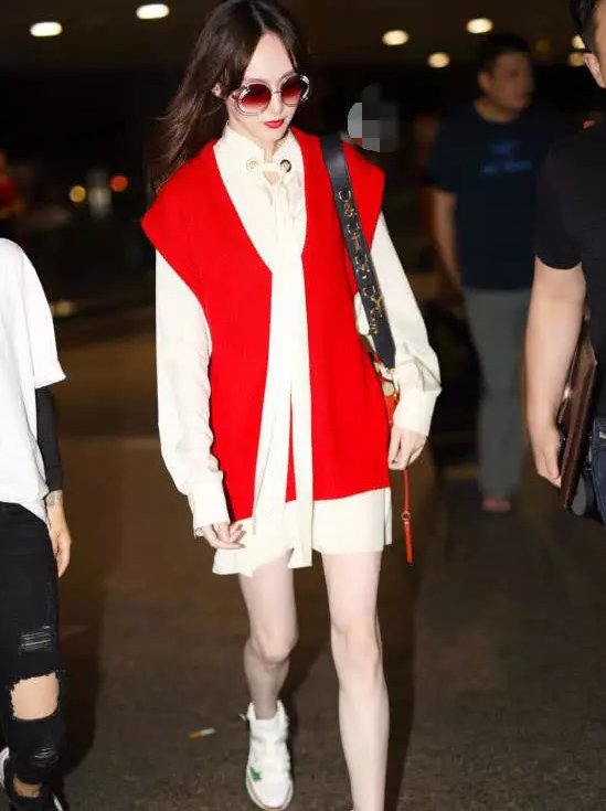 唐嫣太调皮了，竟把“脚铐”当鞋子穿，网友:这筷子腿我也想要!