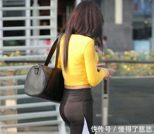 紧身打底裤小姐姐，让丰腴的身材，显得凹凸有致！