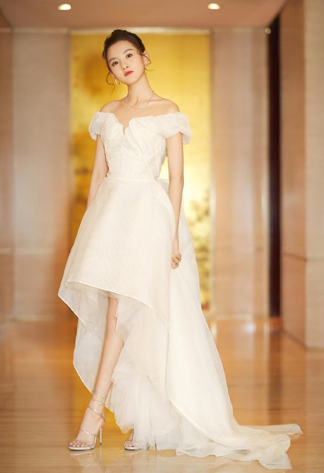 宋祖儿牛仔短裤还没外套长，手撩头发的动作太漂亮了