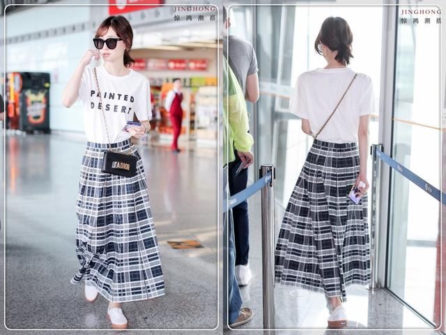 王丽坤顶着素颜现身，白T配格外裙尽显小清新，网友：我又恋爱了