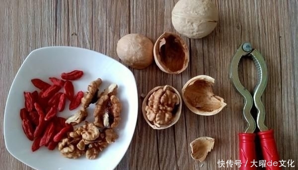  [褐色]它是“天然美白水”，坚持喝一月，早晚一杯，皮肤好到人人夸！
