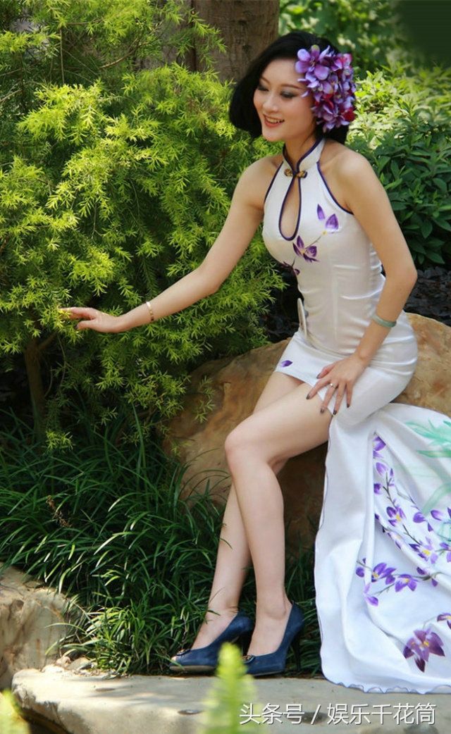 模特小梅在公园拍照很自然，穿旗袍装的她尽显女人味