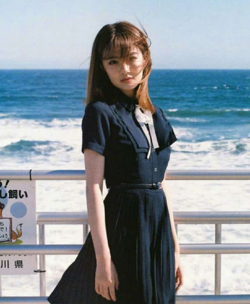 徐璐现在这是怎么了？在机场中穿了一身大妈的裙子！