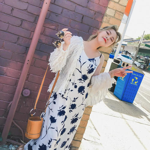 夏日穿吊带裙，性感魅力更撩人，散发浓浓的女人味儿！