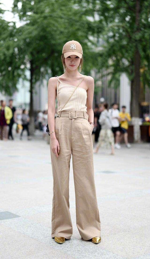 路人街拍，小姐姐笑容真是好有亲切感，整个人气质都很知性