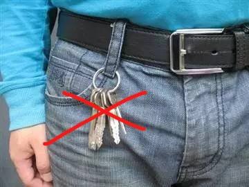 钥匙挂裤腰上?太难看了!当下流行这样挂，实用不贵，利落忒显摆