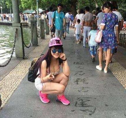 街拍：夏季小尾巴，美女们最后的疯狂，美丽身材看的人眼花缭乱！