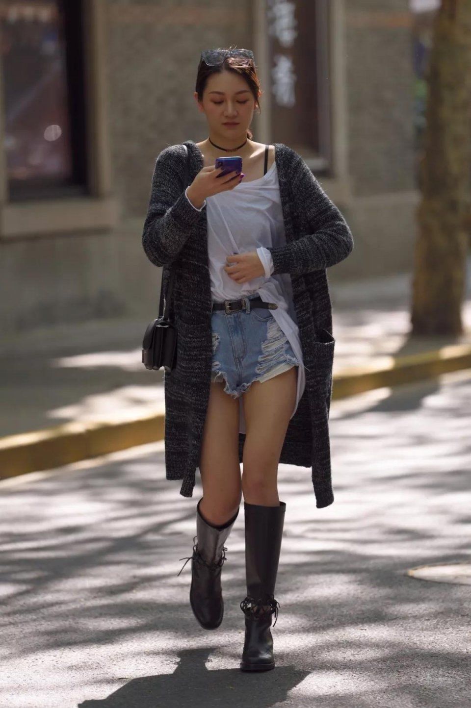 街拍：身材不错，穿长筒靴和牛仔短裤的性感美女