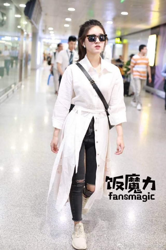 看了赵露思的机场秀，再看身高173的关晓彤，她能有160吗？