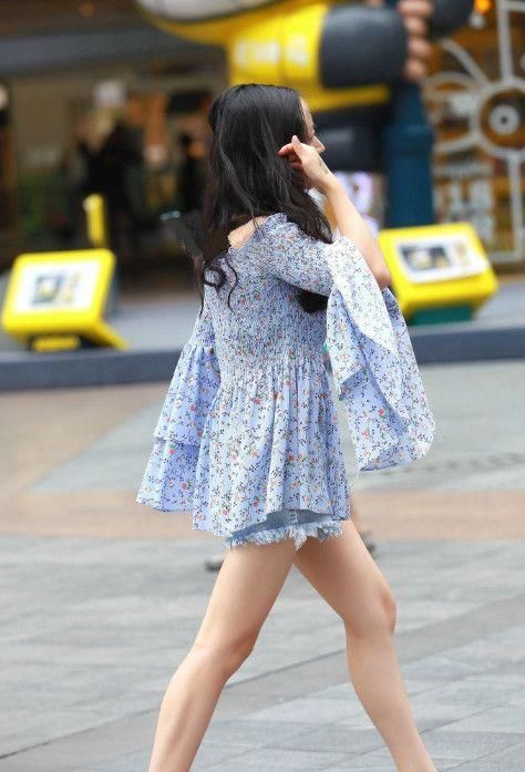  「气质」时尚街拍：小碎花阔袖上衣外套 高跟鞋子，装饰身型，突显女人气质