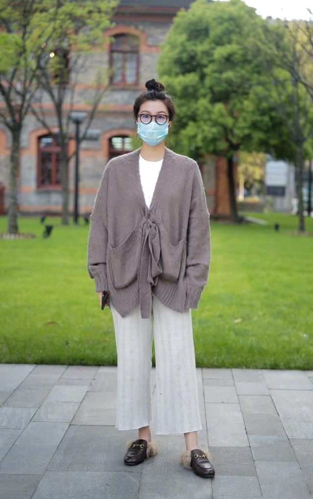 『千万别』一身穿搭没有白就不算完整，小面积提亮真的很重要，千万别忽视