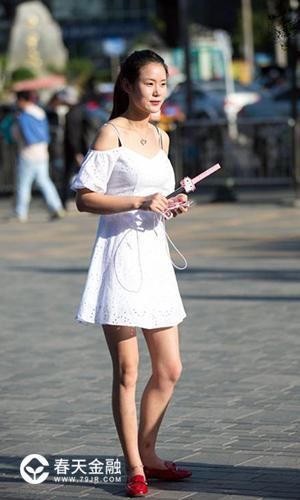 街拍 男人眼中的夏天 美腿配好身材!