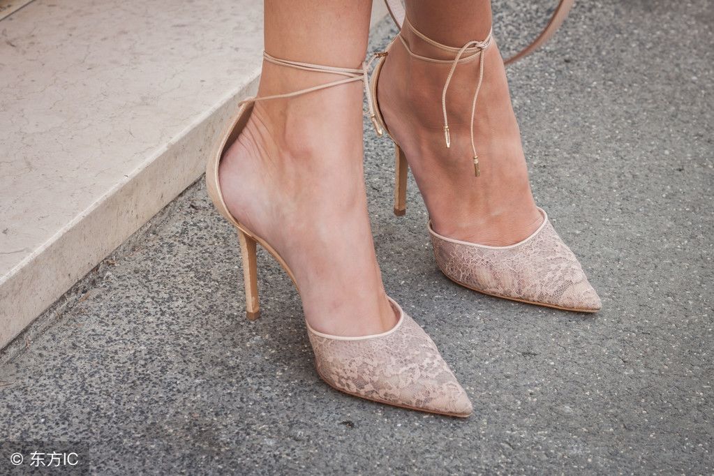 高跟鞋那么美丽，为什么要磨脚呢~