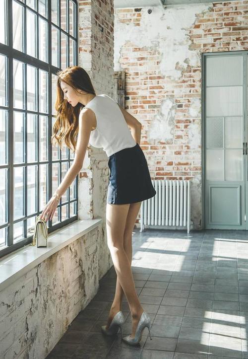 街拍：小姐姐白纱短裙，S曲线表现的淋漓尽致