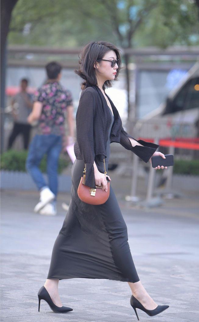 街拍:性感小姐姐丝绸连衣裙穿出曼妙身材曲线,有一种别样的风情