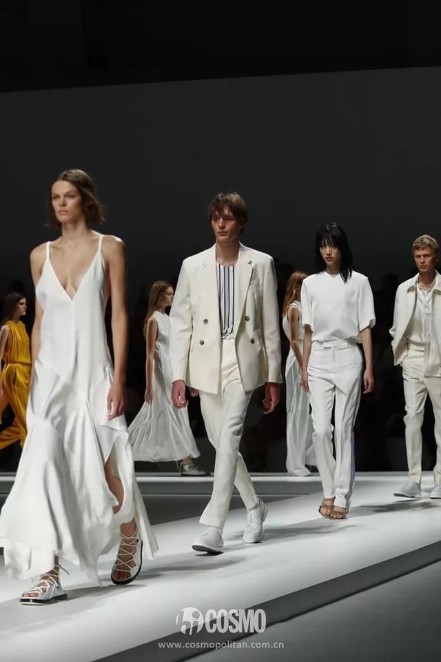 T型台｜艾玛罗伯茨这一身真好看，不过这是去看秀还是去上班？