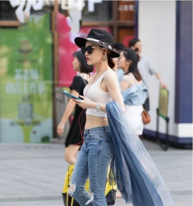  美女：路人街拍:身材苗条的靓丽美女,曼妙韵味看起来魅力十足!