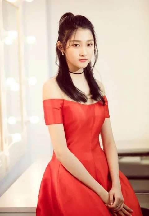 20岁关晓彤与28岁Angelababy，梳同样的发型，差距岂止一个8岁？