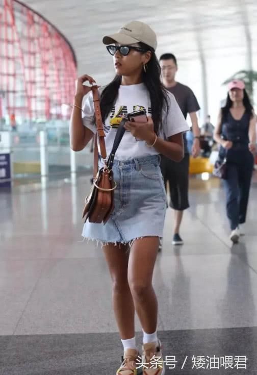 吉克隽逸终于好好穿衣了，却被一双小黑腿抢镜，原来是真黑啊！