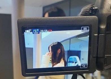更胜一筹■50岁王菲竟把死亡五五分穿出轻奢飘逸感13岁女儿李嫣还更胜一筹